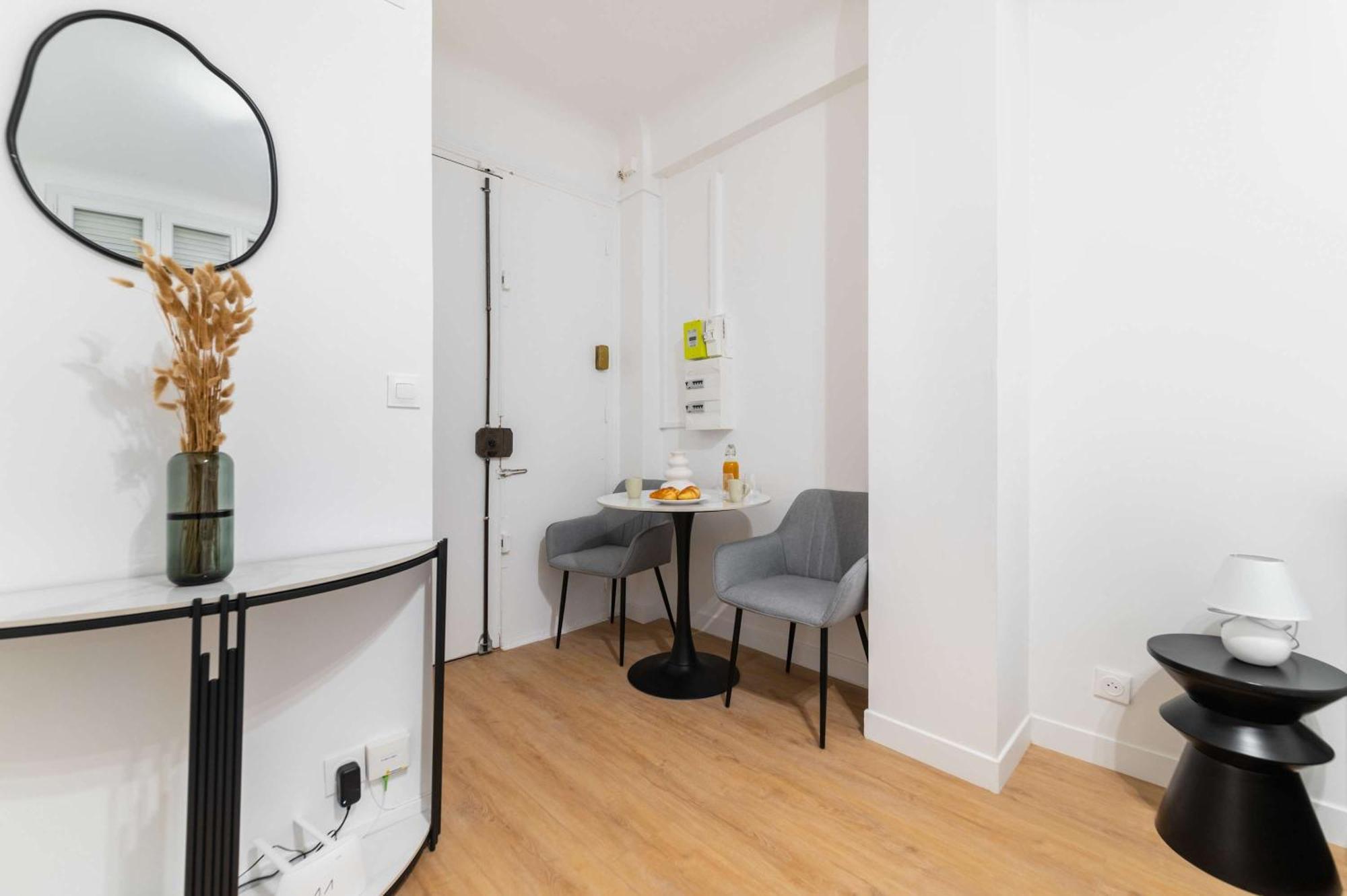 Elegant Sacre Coeur Metro Anvers - 18 -2p - Flat-guest Apartment